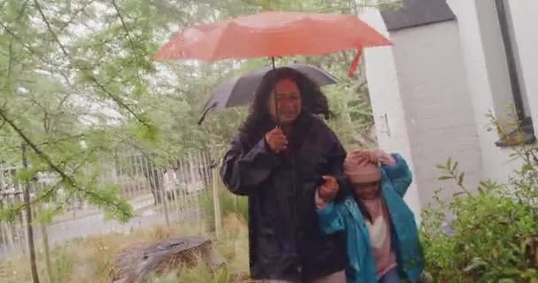 Grandparents Running Rain Grandchildren Home Old Man Woman Rainy Day — ストック動画