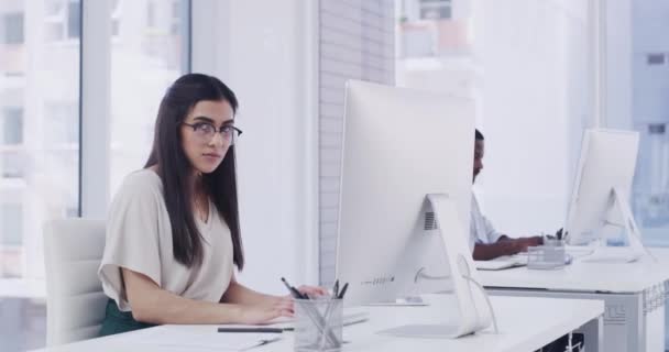 Video Záběry Dvou Podnikatelů Kteří Používají Své Počítače Moderní Kanceláři — Stock video