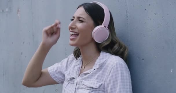 Trendy Young Woman Wearing Headphones Listening Music While Dancing Singing — Stok video