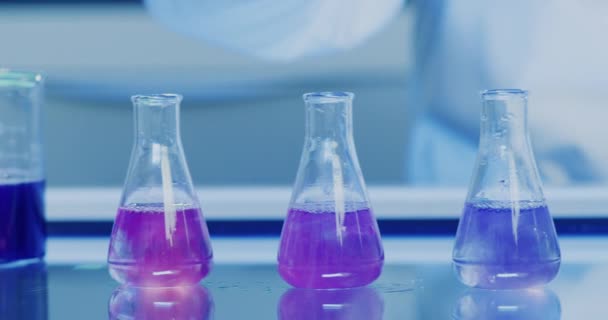 Ein Medizinisches Forschungsexperiment Einem Chemielabor Mit Farbverändernder Flüssigkeit Nahaufnahme Einer — Stockvideo