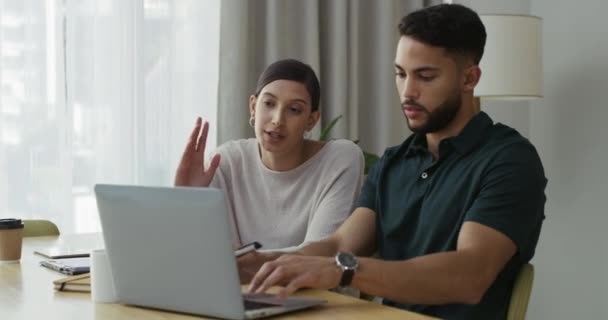 Imágenes Vídeo Dos Empresarios Que Reúnen Una Oficina Del Trabajo — Vídeos de Stock