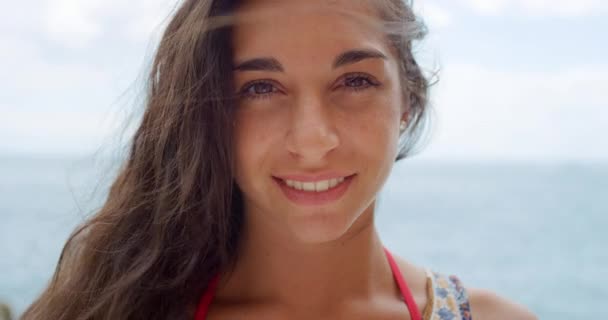 Retrato Hermosa Mujer Sonriendo Playa Durante Las Vacaciones Verano — Vídeo de stock