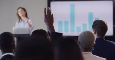 Ofisteki bir konferans sırasında bir grup iş adamının el kaldırdığı 4K video görüntüsü..