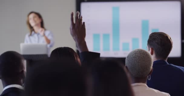 Видеозаписей Группы Бизнесменов Поднимающих Руки Время Конференции Офисе — стоковое видео