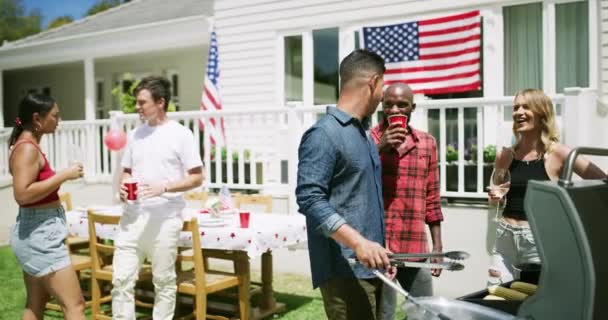 Imágenes Video Grupo Amigos Haciendo Una Barbacoa Casa — Vídeos de Stock