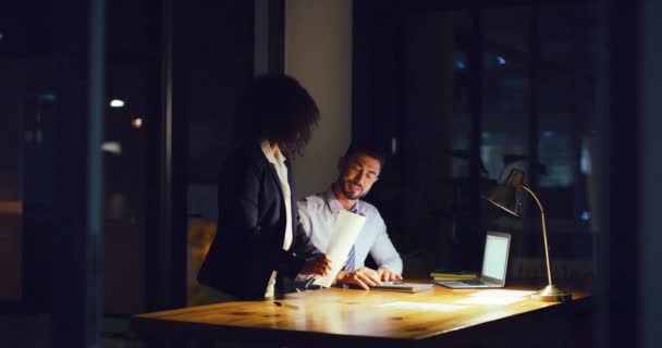 Zwei Geschäftsleute Geben Hohe Fünf Während Sie Spät Arbeiten Kollegen — Stockvideo