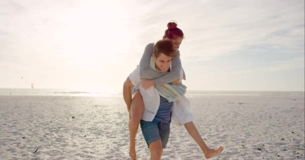 Filmagem Vídeo Jovem Casal Desfrutando Passeio Piggyback Praia Pôr Sol — Vídeo de Stock