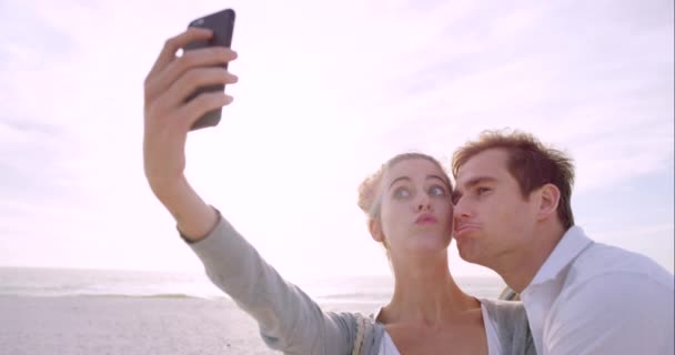 Video Footage Young Couple Using Smartphone Take Selfies Beach — ストック動画