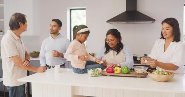 Feliz Diversa Família Cozinhar Jantar Juntos Cozinha Casa Menina Ajudando — Vídeo de Stock