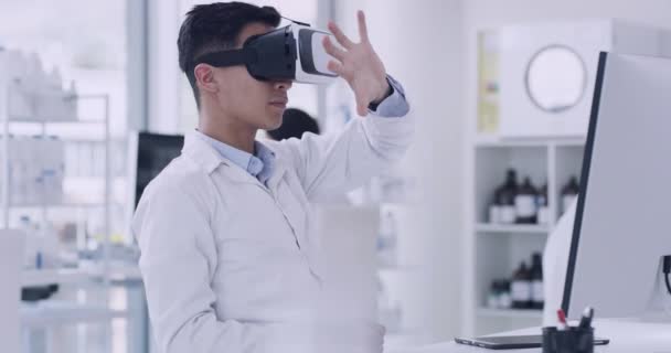 Wetenschapper Met Behulp Van Virtual Reality Bril Diagnose Experiment Onderzoeken — Stockvideo