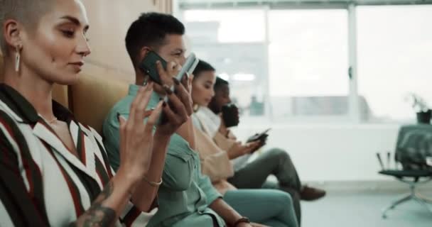 Filmagem Vídeo Grupo Diversificado Empresários Sentados Uma Linha Juntos Usando — Vídeo de Stock