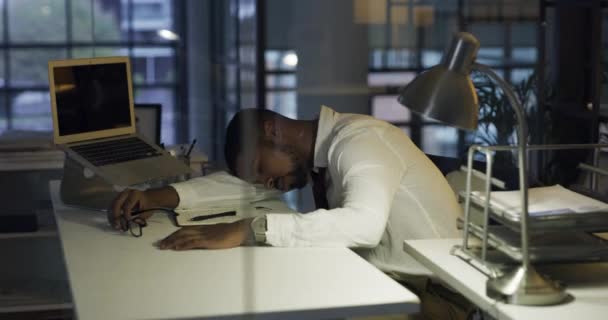 Video Footage Young Businessman Sleeping His Desk Late Night Modern — ストック動画