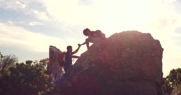 Silhouette Couple Hiking Lending Helping Hand Hiker Woman Getting Help — 图库视频影像