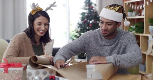 Video Záběry Mladého Páru Balí Vánoční Dárky Společně Salonku Doma — Stock video
