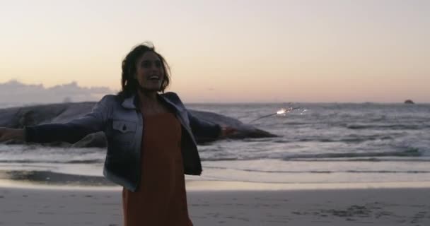 Filmagem Vídeo Uma Mulher Segurando Faíscas Enquanto Passa Tempo Praia — Vídeo de Stock