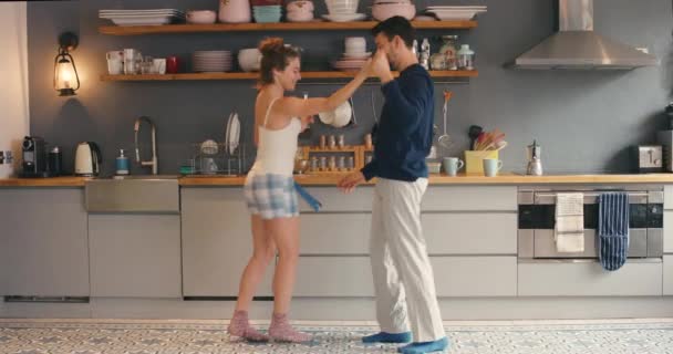 Видео Молодая Пара Танцует Кухне Вместе Дома — стоковое видео