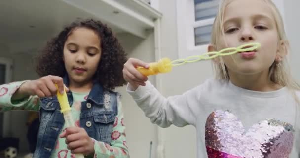 Видео Двумя Маленькими Девочками Дующими Пузырьками Время Сближения Снаружи — стоковое видео