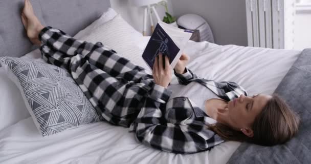Video Footage Young Woman Lying Her Bed Reading Book — Stok video
