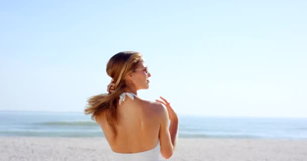 Wideo Kobietą Cieszącą Się Widokiem Plażę — Wideo stockowe
