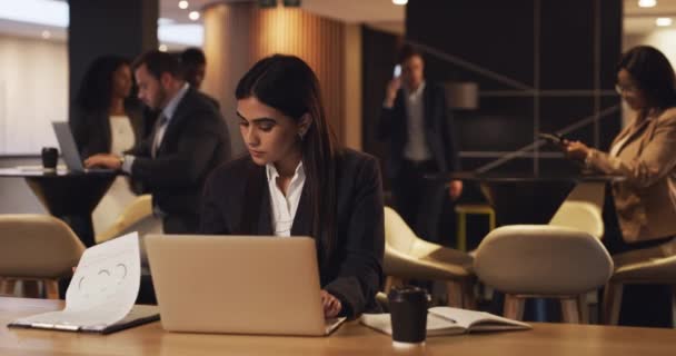 Video Footage Young Businesswoman Working Laptop Conference Lounge — Vídeo de Stock