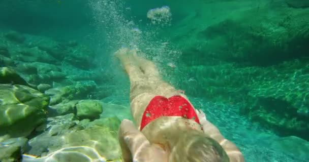 Uma Mulher Loira Férias Nadando Lago Usando Maiô Vermelho Uma — Vídeo de Stock
