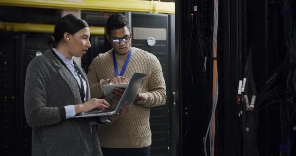 Video Footage Two Technicians Working Together Server Room — Stock video