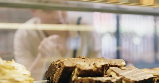 Видеозаписей Зрелой Женщины Выбирающей Угощение Пекарне — стоковое видео