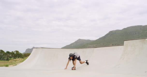 Patinador Masculino Cai Machuca Pulando Uma Rampa Jovens Extremamente Qualificados — Vídeo de Stock