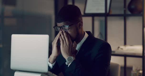 Video Footage Young Businessman Looking Stressed While Using Laptop Late — Stock video