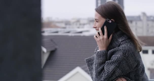 Відеозапис Молодої Жінки Стоїть Балконі Будинку Використовує Смартфон — стокове відео
