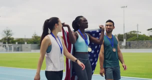 Die Goldmedaillengewinnerin Einer Amerikanischen Athletin Mit Einer Flagge Beim Feiern — Stockvideo