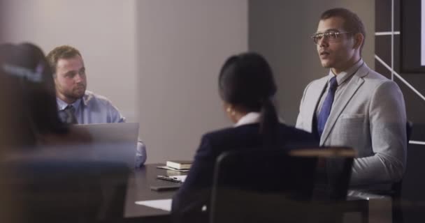 Filmagem Vídeo Grupo Empresários Que Têm Uma Reunião Uma Sala — Vídeo de Stock