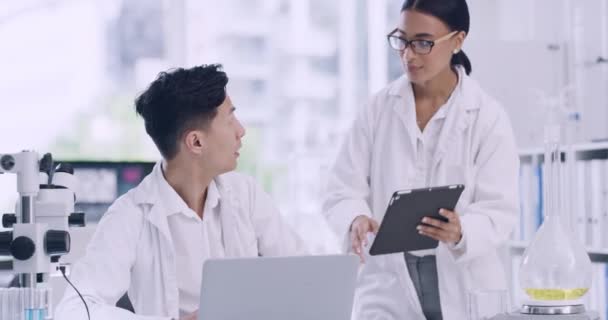 Colleagues Discussing Forensic Research Findings While Analyzing Medical Data Microbiologists — Αρχείο Βίντεο