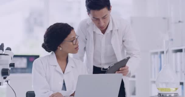 Two Scientists Talking Working Together Project Laboratory Medical Researchers Discussing — Stok video