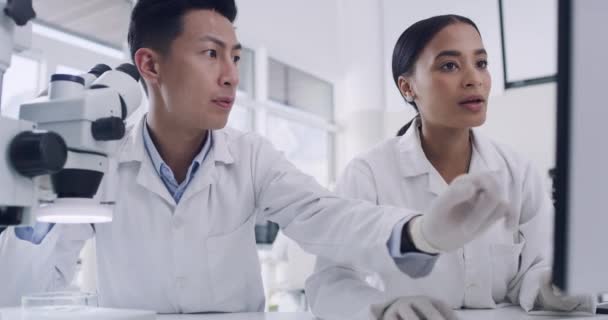 Dos Científicos Trabajando Línea Laboratorio Diversos Colegas Discuten Investigación Forense — Vídeo de stock