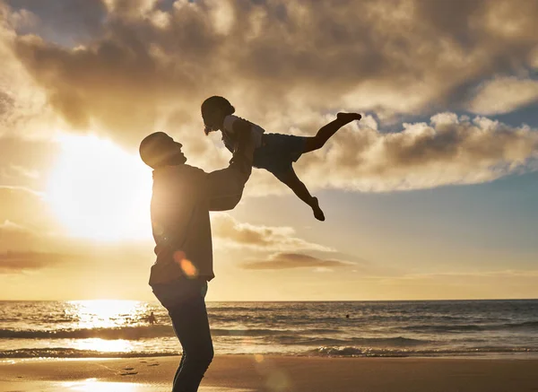 Silueta Milujícího Otce Jak Drží Své Dítě Pláži Rodiče Tráví — Stock fotografie