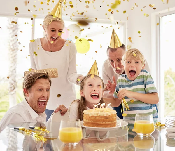 Счастливая Семья Счастливого Поколения Носит Шляпы Вечеринок Празднуя День Рождения — стоковое фото