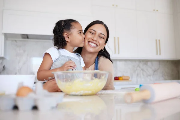 Madre Hija Horneando Juntas Una Cocina Casera Cuidar Pequeña Adorable — Foto de Stock