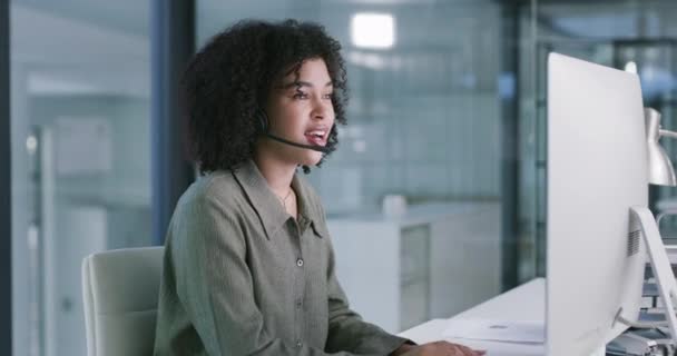 Imágenes Video Una Joven Usando Auricular Una Computadora Una Oficina — Vídeos de Stock