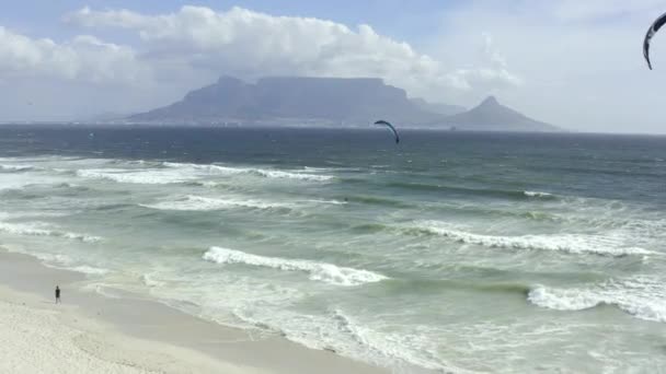 Filmagem Vídeo Kite Surfistas Surfando Uma Praia Cidade Cabo África — Vídeo de Stock