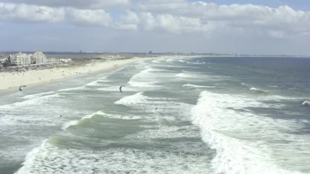 Video Kite Surfers Che Navigano Una Spiaggia Città Del Capo — Video Stock