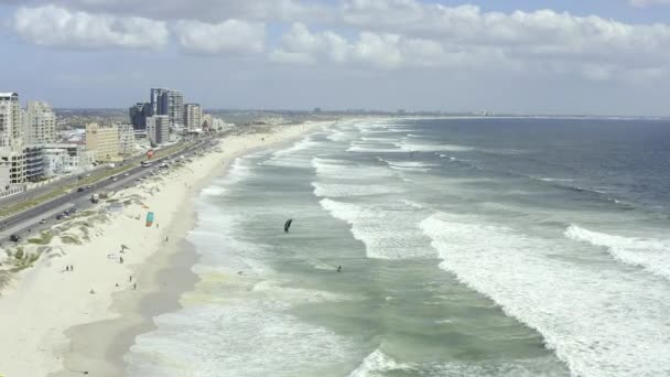 Video Kite Surfers Che Navigano Una Spiaggia Città Del Capo — Video Stock