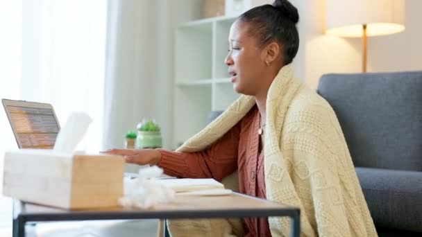 Wanita Bisnis Sakit Dengan Flu Meniup Hidungnya Saat Bekerja Dari — Stok Video