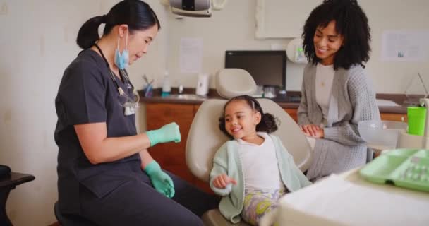 Dentist Child Giving Fist Bump Fun Dental Appointment Kind Caring — Αρχείο Βίντεο