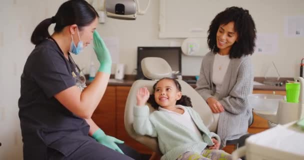 Dentist Child Giving High Five Fun Dental Appointment Mom Clapping — Αρχείο Βίντεο