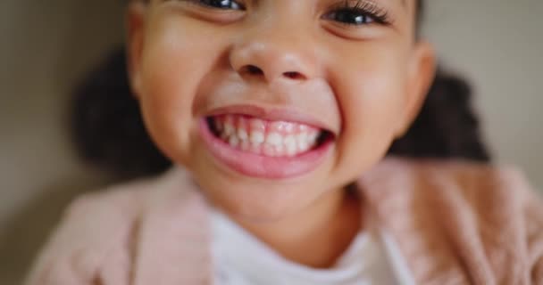 Playful Little Child Smiling Orthodontist Feeling Confident Her Oral Hygiene — Vídeos de Stock