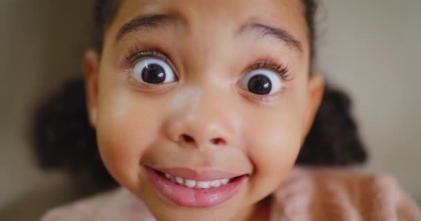 Detailní Záběr Dívky Jak Ukazuje Zuby Zubaře Ortodontistka Pov Hravého — Stock video