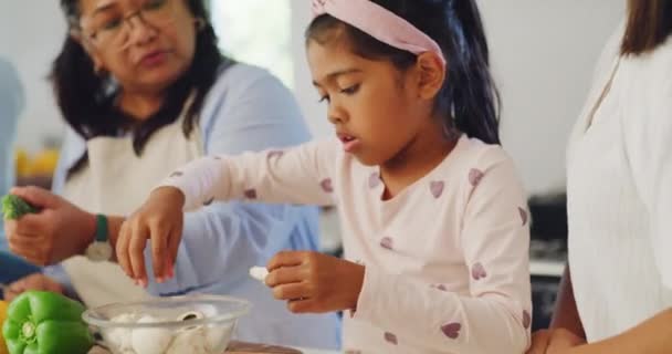 Feliz Família Cozinhar Jantar Juntos Cozinha Casa Casa Menina Ajudando — Vídeo de Stock