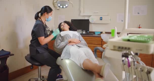 Dentist Talking Woman Appointment Treatment Consultation Clinic Patient Chair Having — Αρχείο Βίντεο