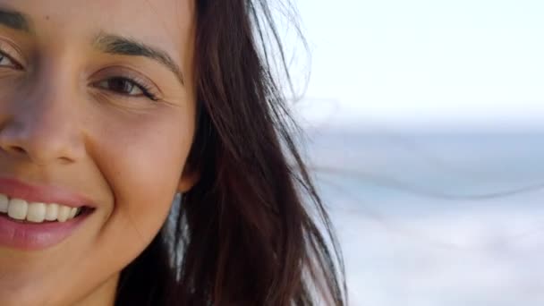 Closeup Smiling Woman Brown Eyes Showing Cheerful Facial Expression Outdoor — Vídeo de stock